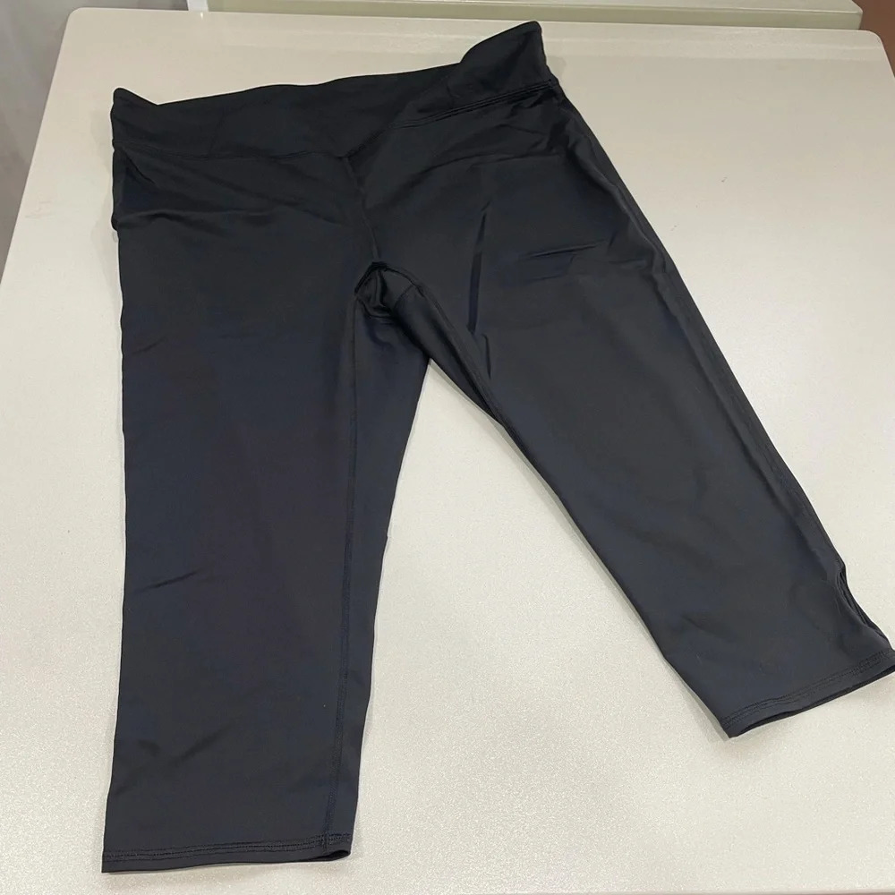 REI Capris with Cutout Black Size Large